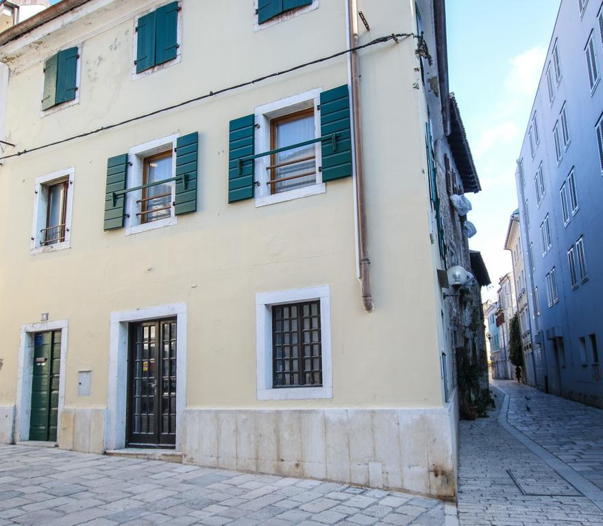 Apartment Old Town Square Porec Bagian luar foto